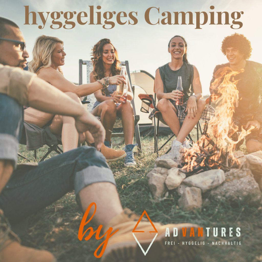 Eine Gruppe von Freunden sitzt auf Campingstühlen um ein warmes Lagerfeuer. Sie haben Spaß und lächeln. Sie trinken verschiedene Getränke und genießen die gemeinsame Zeit. Als Überschrift steht "hyggelisches Camping by advnatures".