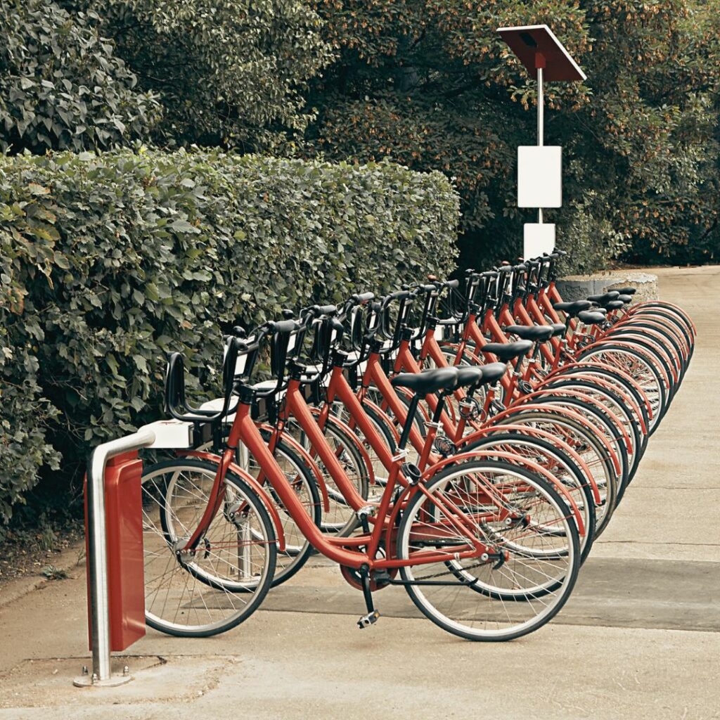 Mehrere Leih-Fahrräder stehen nebeneinander an einer Leihstation.