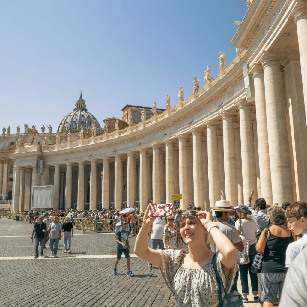 Eine lange Schlange aus Touristen, die vor einer italienischen Sehenswürdigkeit stehen.