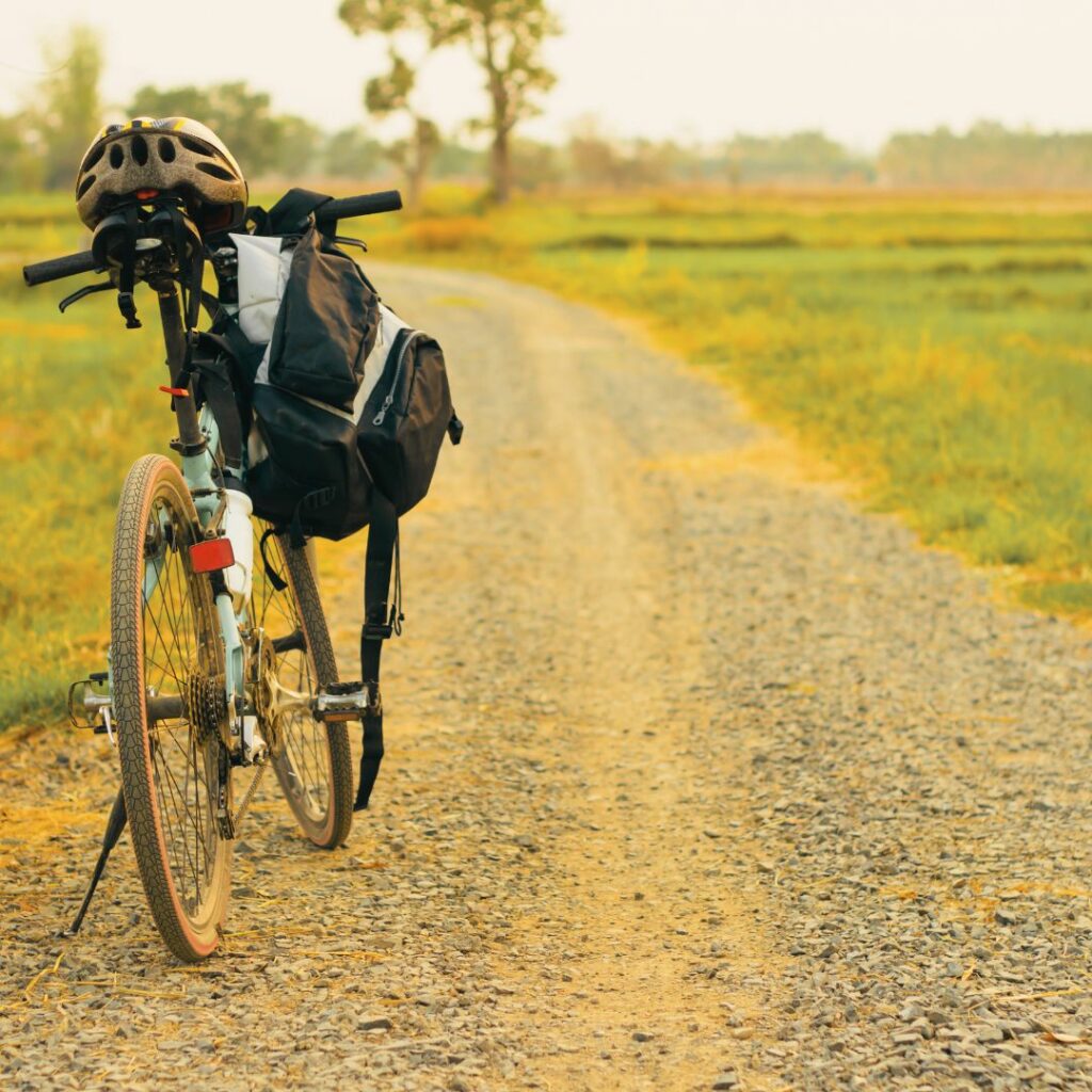 Ein Fahrrad, dass am Feldwegesrand abgestellt wurde. 