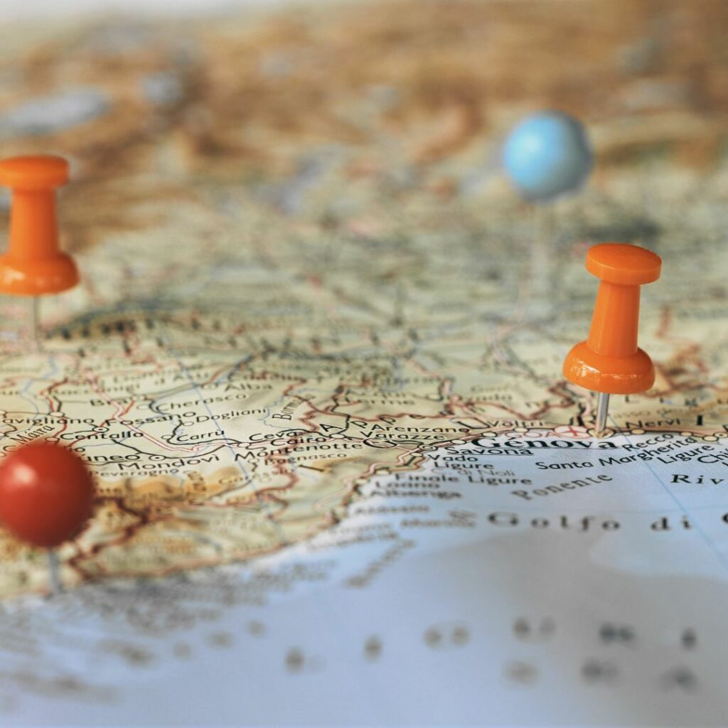 Auf einer Karte sind mehrere Pins eingesteckt, um Orte zu markieren.