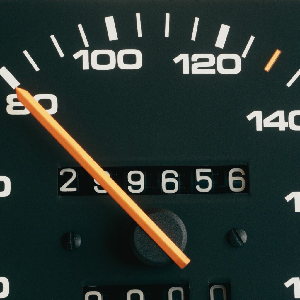Ein Alter Tacho zeigt die Geschwindigkeit 80 Kilometer pro Stunde an.