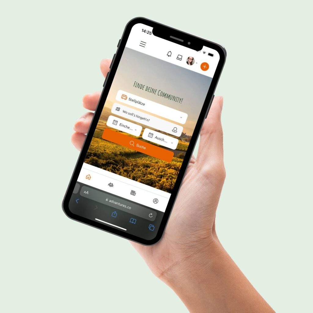 Eine Hand hält ein Smartphone. Darauf ist die mobile Webseite von advantures.co zu sehen. 